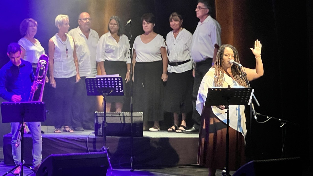 Gwendoline Absalon, main levée, avec la chorale de L’Étang-Salé