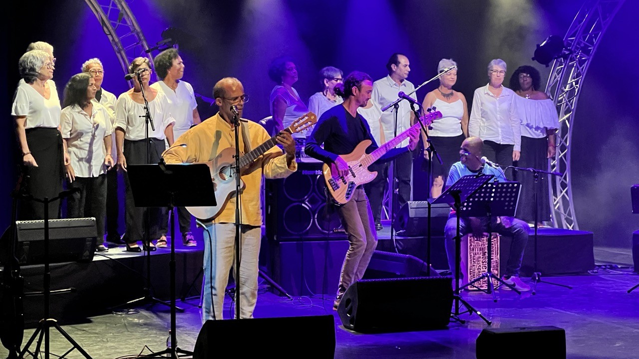 Bernard Joron à la guitare, basse et percussions en dialogue