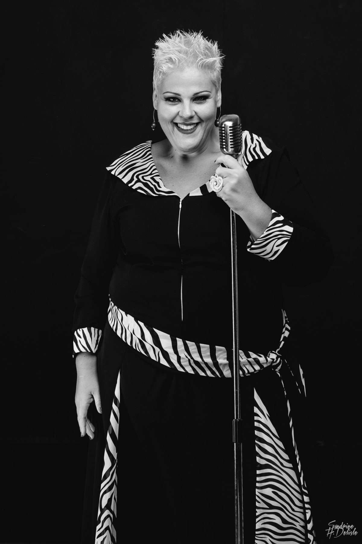 Nicole Dambreville — portrait noir et blanc au micro