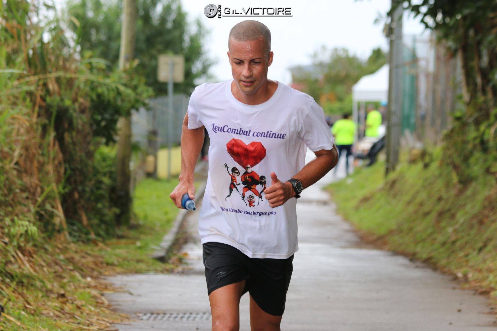 Jérôme Pépin en pleine course avec un tee-shirt solidaire