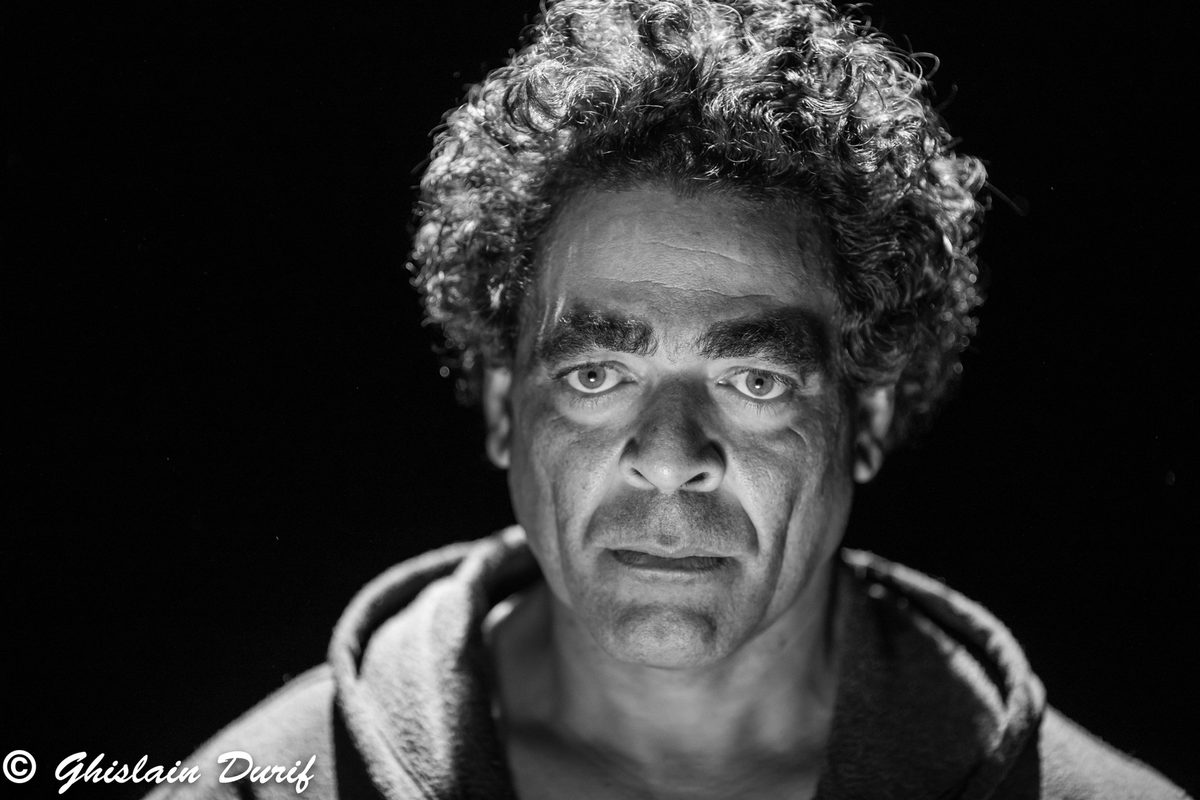 Portrait en noir et blanc de David Erudel, comédien